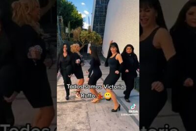 Grupo de mujeres con vestidos negros posando en exterior junto a una pared blanca, inspiración sujetador zanahoria para looks modernos.