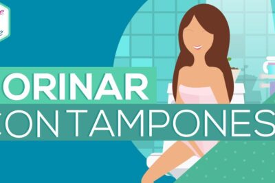 Mujer sentada en el baño junto al texto informativo sobre orinar con tampones y el tampon puesto 2.