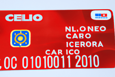 Tarjeta roja con chip y logotipos, imagen conceptual para el aviso tarjeta inteligente ha caducado claro error code 200.