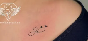 Pequeño tatuaje de infinito en el brazo guia de significado y diseno en línea fina con corazón y dos aves sobre la clavícula