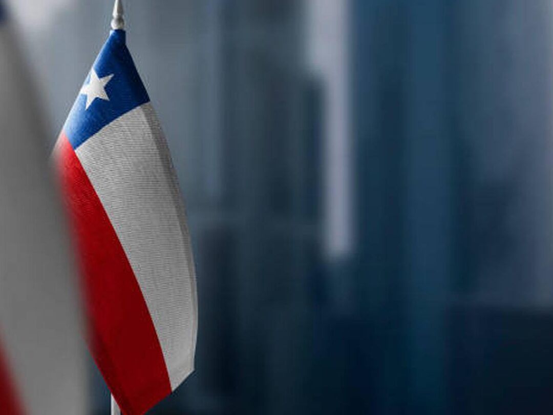 Bandera chilena en oficina, te ausentaste del trabajo en chile por 3 dias descubre las consecuencias aqui