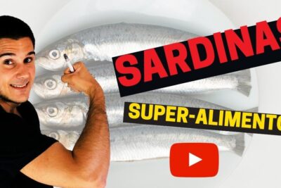 Hombre señalando sardinas frescas sobre un plato con texto llamativo que invita a todo lo que debes saber sobre que comen las sardinas