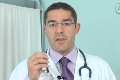 Médico con bata blanca y estetoscopio hablando a cámara, todo lo que necesitas saber que significa about