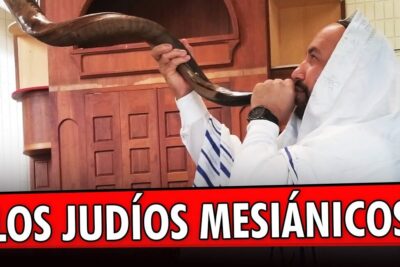 Hombre con talit tocando un shofar frente a un atrio de madera y una bandera, imagen relacionada con todo lo que necesitas saber sobre el significado de ortodoxo