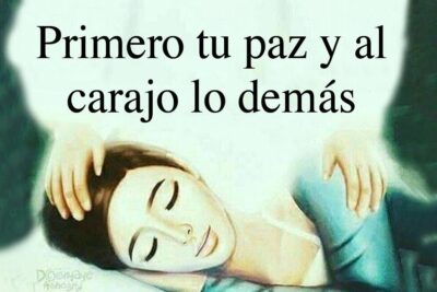 Mujer durmiendo con manos protectoras y el texto Primero tu paz y al carajo lo demás, todo lo que necesitas saber sobre el significado de pax