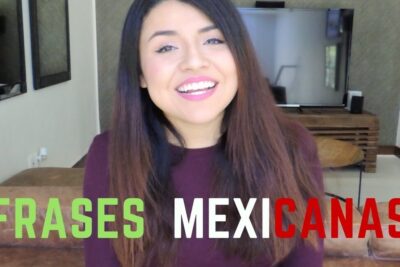 Mujer sonriente frente a cámara en un video sobre todo lo que necesitas saber sobre el significado de wey y frases mexicanas.
