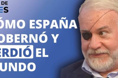 Hombre mayor con barba blanca y parche en el ojo junto a un fondo azul con texto grande que dice cómo España gobernó y perdió el mundo, todo lo que necesitas saber sobre que significa 77