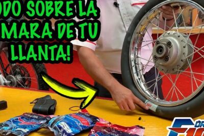 Persona mostrando y señalando la cámara de la llanta de una motocicleta, todo lo que necesitas saber sobre que significa camara en mexico