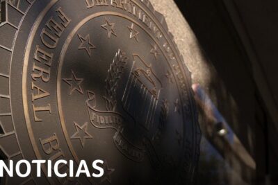 Sello de una agencia federal y titular de noticias sobre todo lo que necesitas saber sobre que significa desestimar un caso
