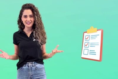 Presentadora sonriente junto a una lista de verificación ilustrada explicando todo lo que necesitas saber sobre que significa el zip code