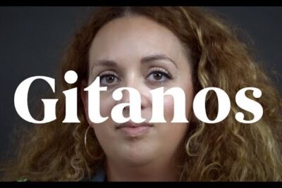 Retrato de mujer con cabello rizado y la palabra Gitanos sobreimpresa, evocando todo lo que necesitas saber sobre que significa gitano