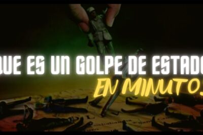 Mano moviendo un soldado de juguete sobre un mapa junto a la frase informativa que resume todo lo que necesitas saber sobre que significa golpe de estado.