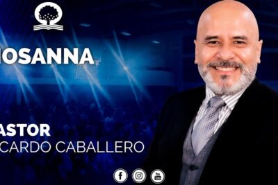Todo lo que necesitas saber sobre que significa hosanna en la imagen de un pastor sonriente frente a una congregación iluminada