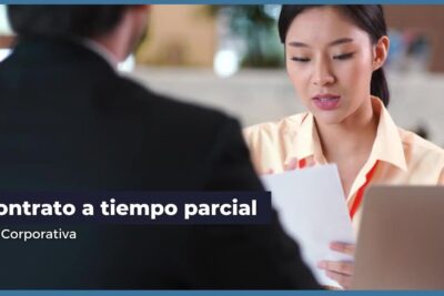 Persona revisando documentos en una reunión laboral ilustrando todo lo que necesitas saber sobre que significa jornada parcial
