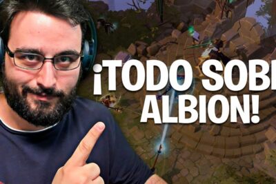 Presentador con auriculares señalando texto y fondo de juego que representa todo lo que necesitas saber sobre que significa rpg