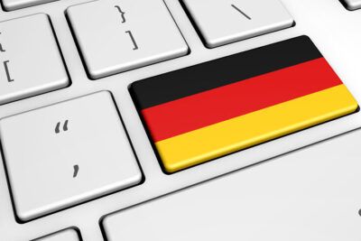 Tecla de teclado decorada con la bandera de Alemania simbolizando traduccion de guten tag al aleman cual es y como se dice.