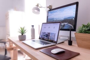 Escritorio luminoso con portátil y monitor ideal para aplicar truco whatsapp web lee mensajes sin que lo sepan facilmente.