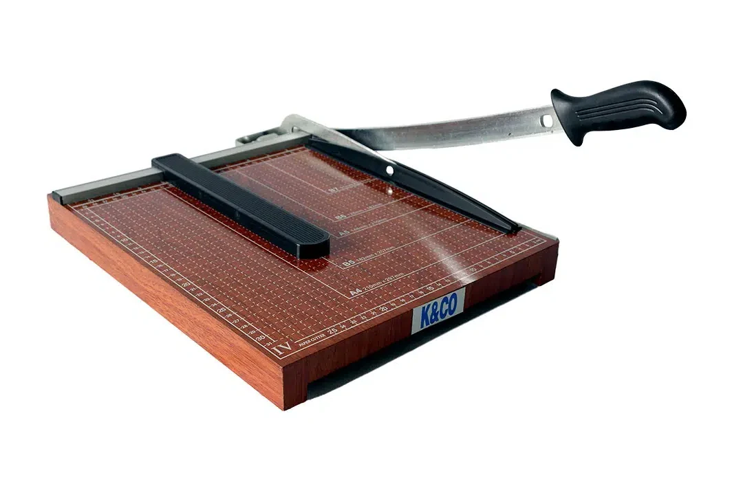 Guillotina manual con base de madera, barra de sujeción y brazo metálico con mango negro mostrando trucos para usar una guillotina de papel sin necesidad de papel.