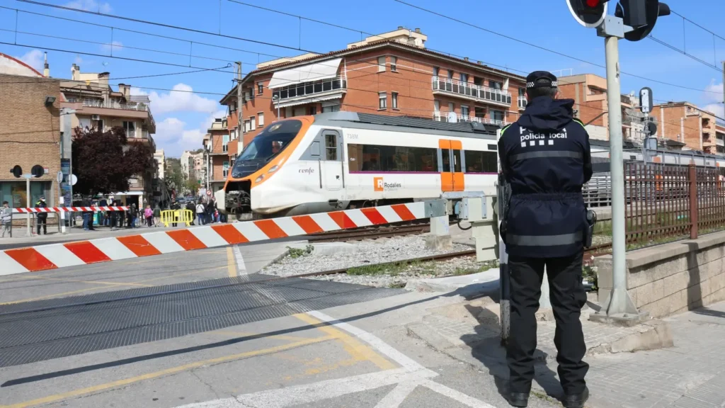 un paso a nivel accesible para todos eliminando barreras en vias ferroviarias