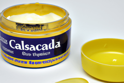 Envase abierto de pomada amarilla con tapa retirada que muestra una porción del producto, vaselina caducada todo lo que debes saber sobre la caducidad de este producto.