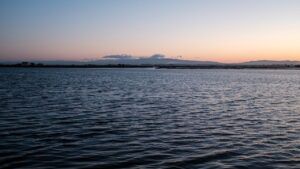 Visitando aveiro dia aprovechar maximo tiempo ría tranquila al atardecer con suaves ondas y horizonte lejano