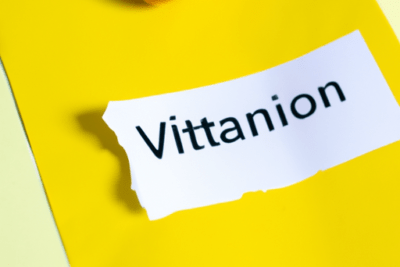 Envase amarillo con etiqueta y gotero que ilustra la pregunta vitamina e caducada en el cabello es segura su utilizacion cuales son los posibles beneficios y riesgos.