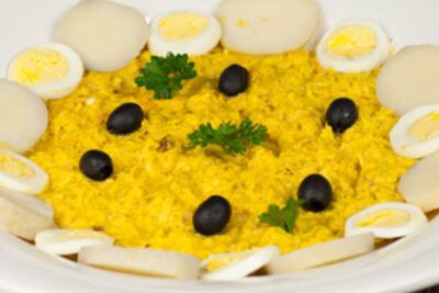 Plato de aji de gallina con pollo deshilachado en salsa amarilla, huevo duro y aceitunas negras, what is aji de gallina discover the authentic recipe